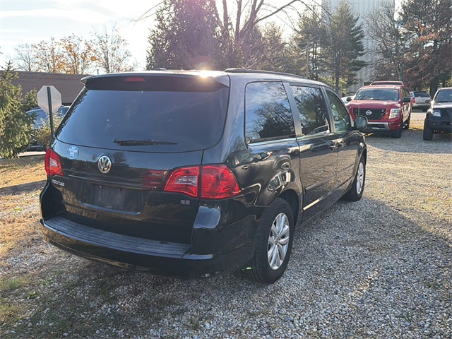 2012 Volkswagen Routan SE photo 3