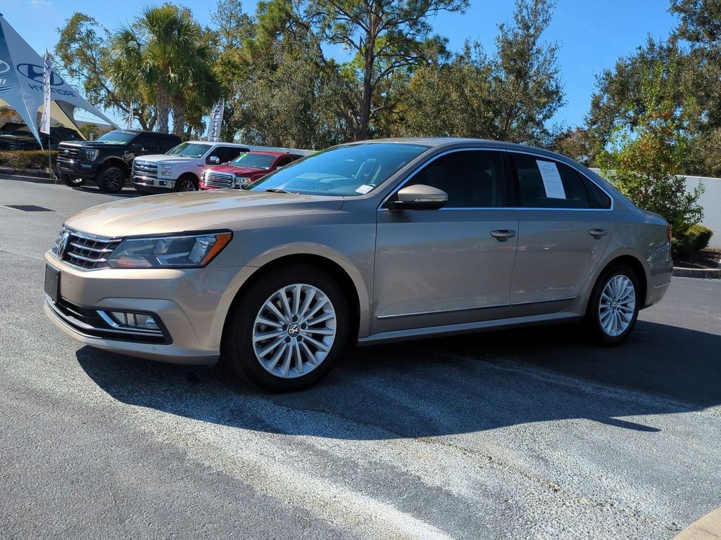 2016 Volkswagen Passat SE's photo