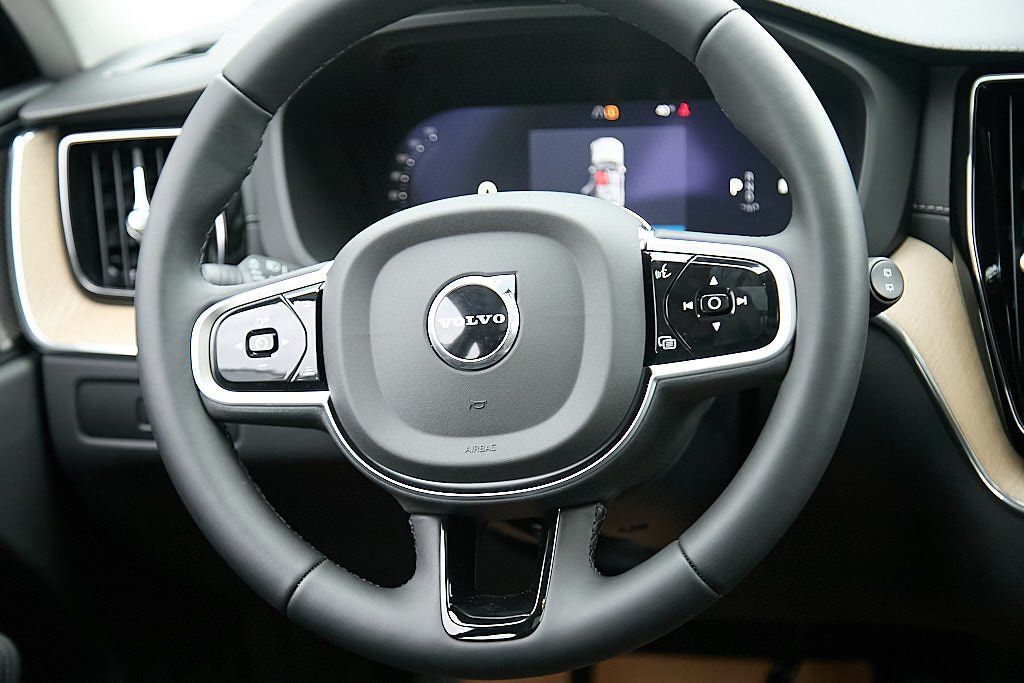 2026 VOLVO XC60 - Image 25