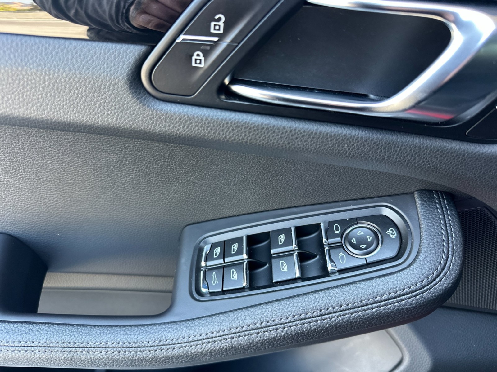 2025 Porsche Macan T photo 13