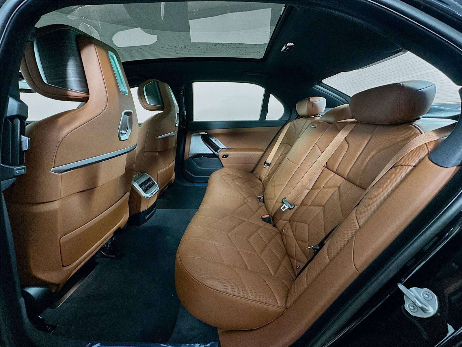 2026 Bmw 750e photo 26