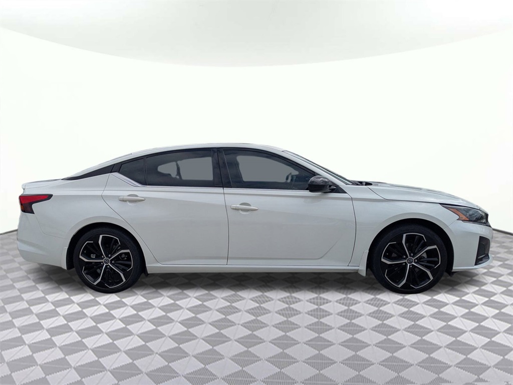 2023 Nissan Altima 2.5 SR photo 2