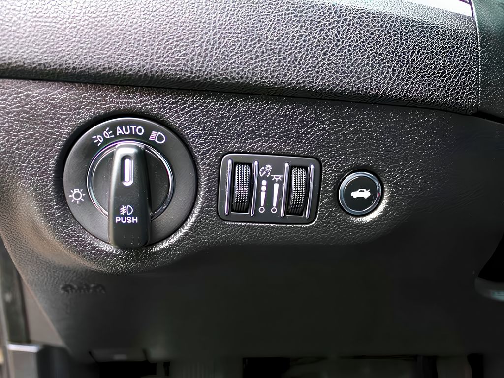 2022 Chrysler 300 Touring L photo 6