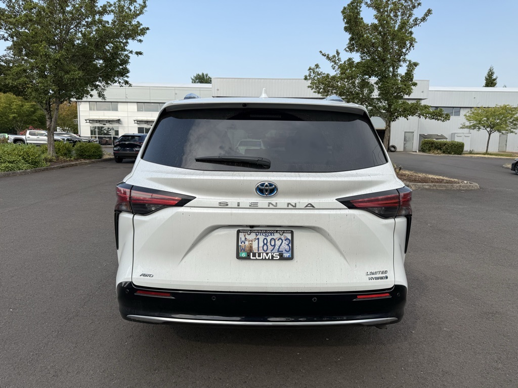 2023 Toyota Sienna Limited photo 4