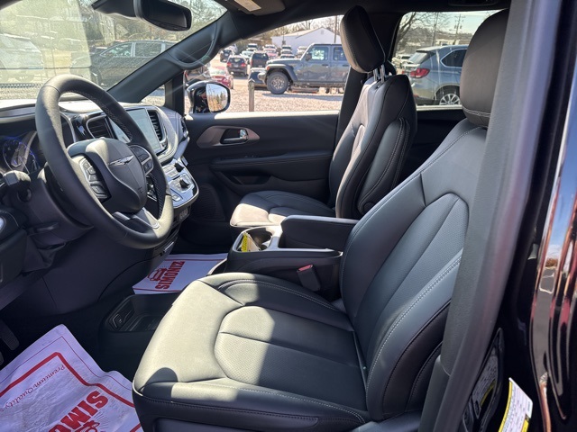 2025 Chrysler Pacifica photo 11