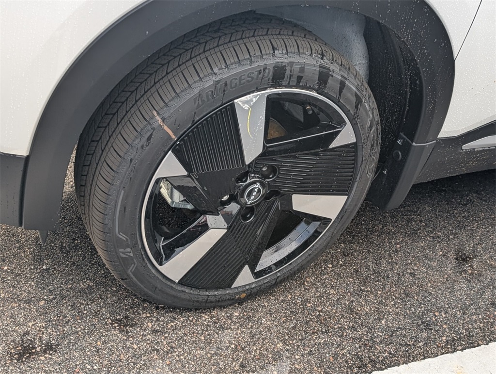 2025 Nissan Kicks SR photo 4