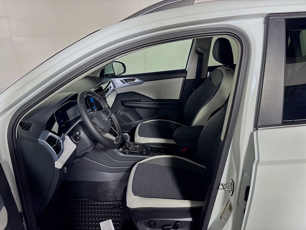 2025 Volkswagen Taos SE photo 7
