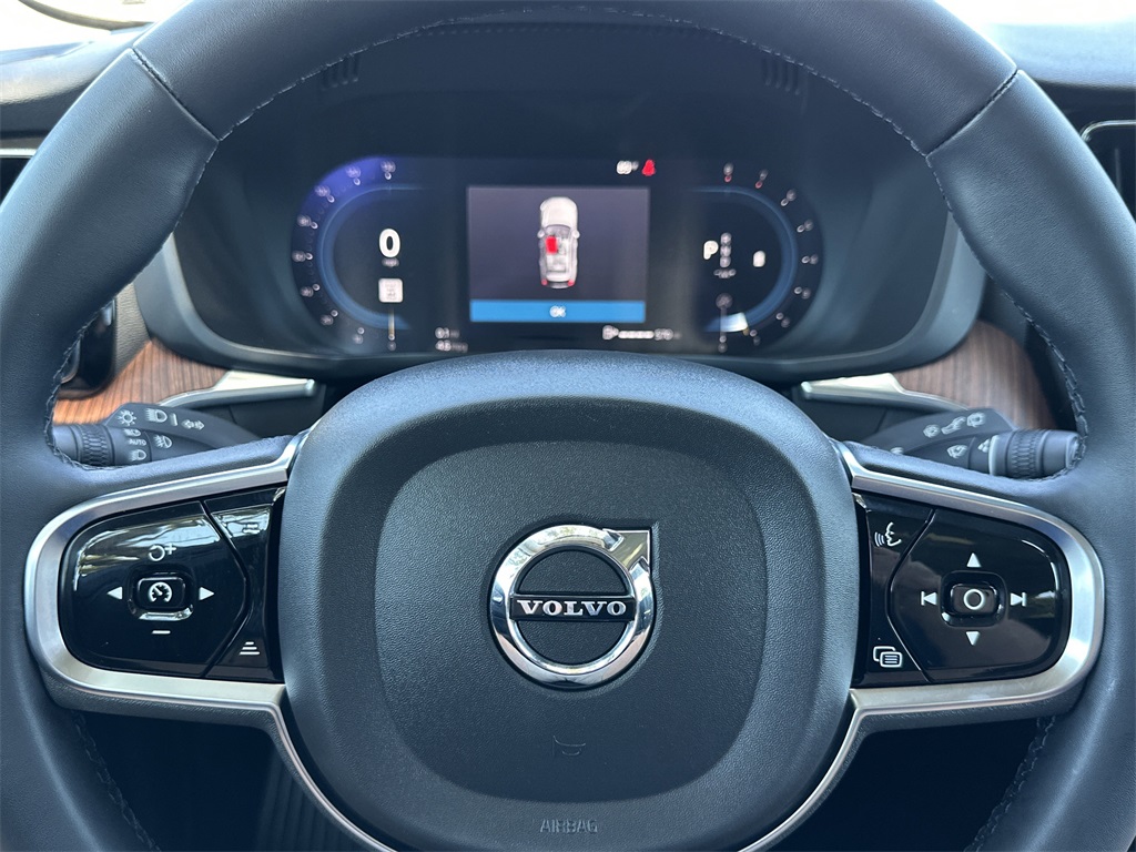 2023 Volvo XC60 B5 Plus photo 18