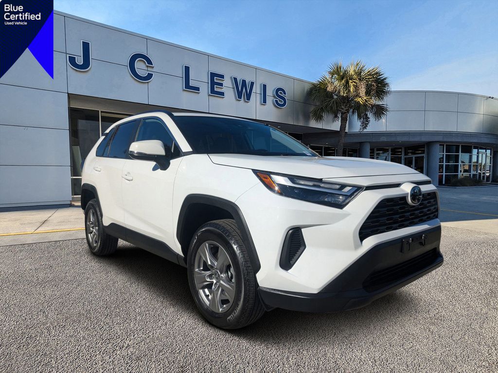 2024 Toyota RAV4 XLE's photo