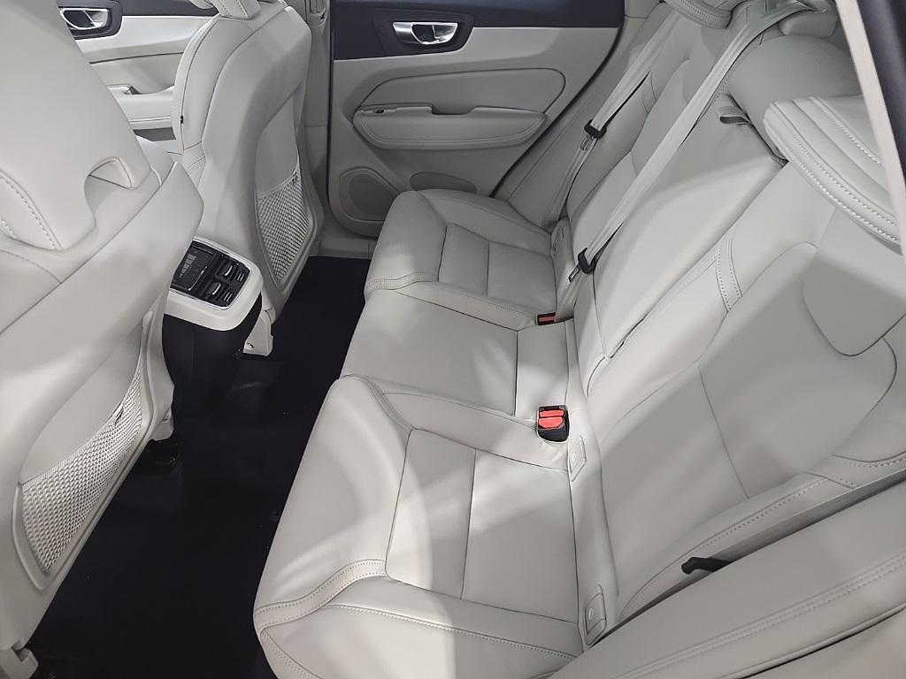 2026 Volvo XC60 B5 photo 5