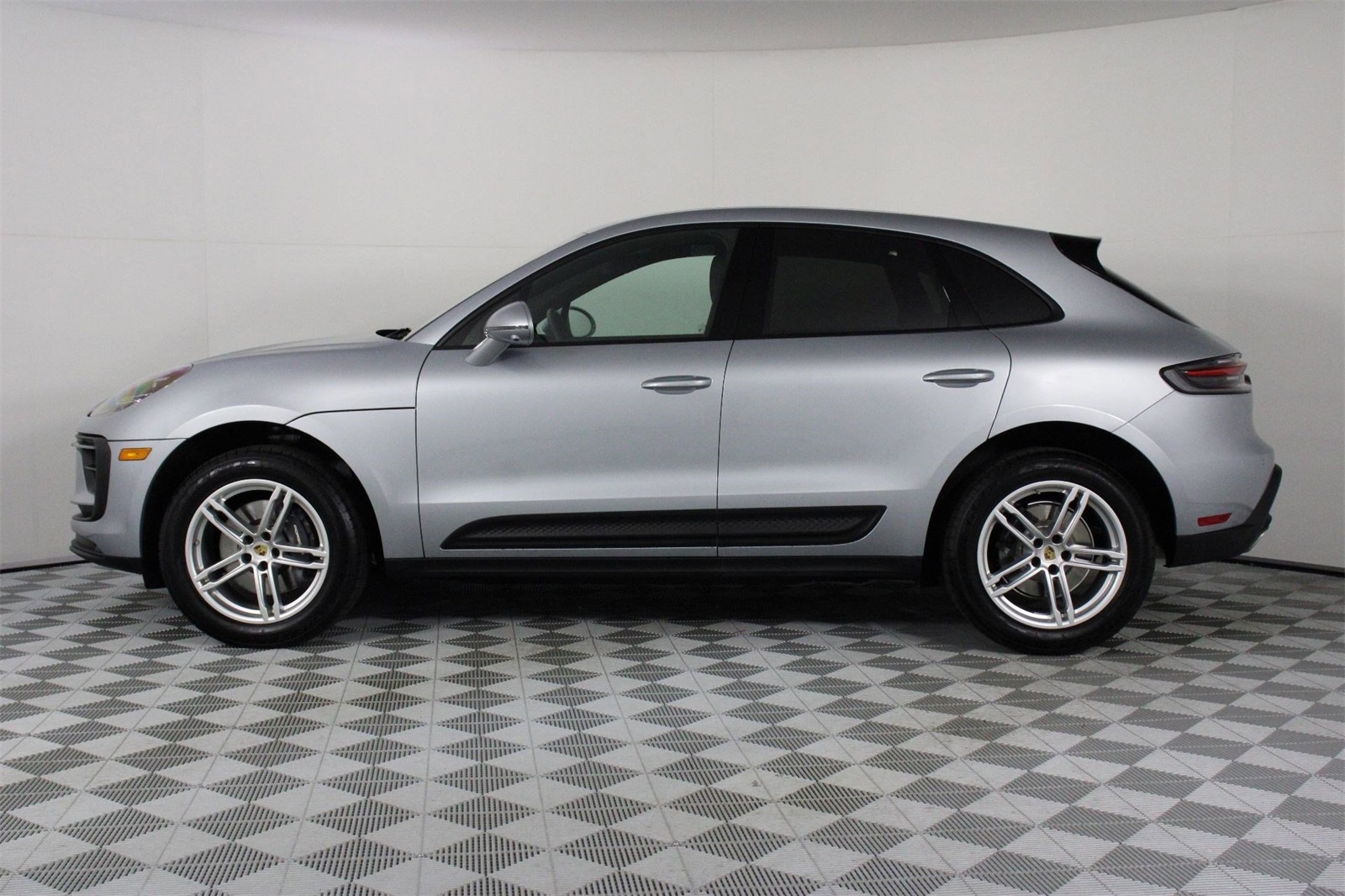 2025 Porsche Macan photo 2