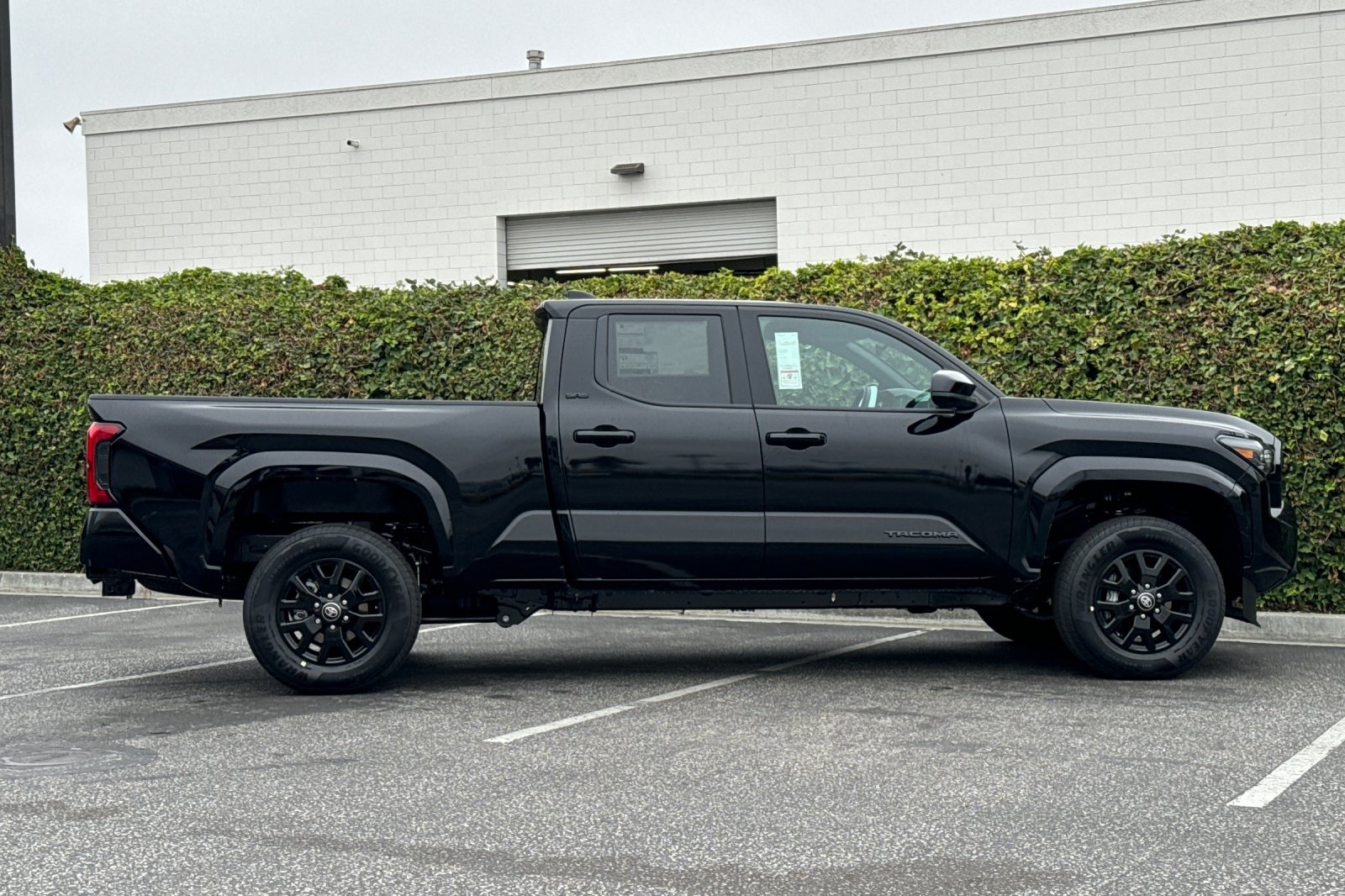 2025 Toyota Tacoma SR5 photo 3
