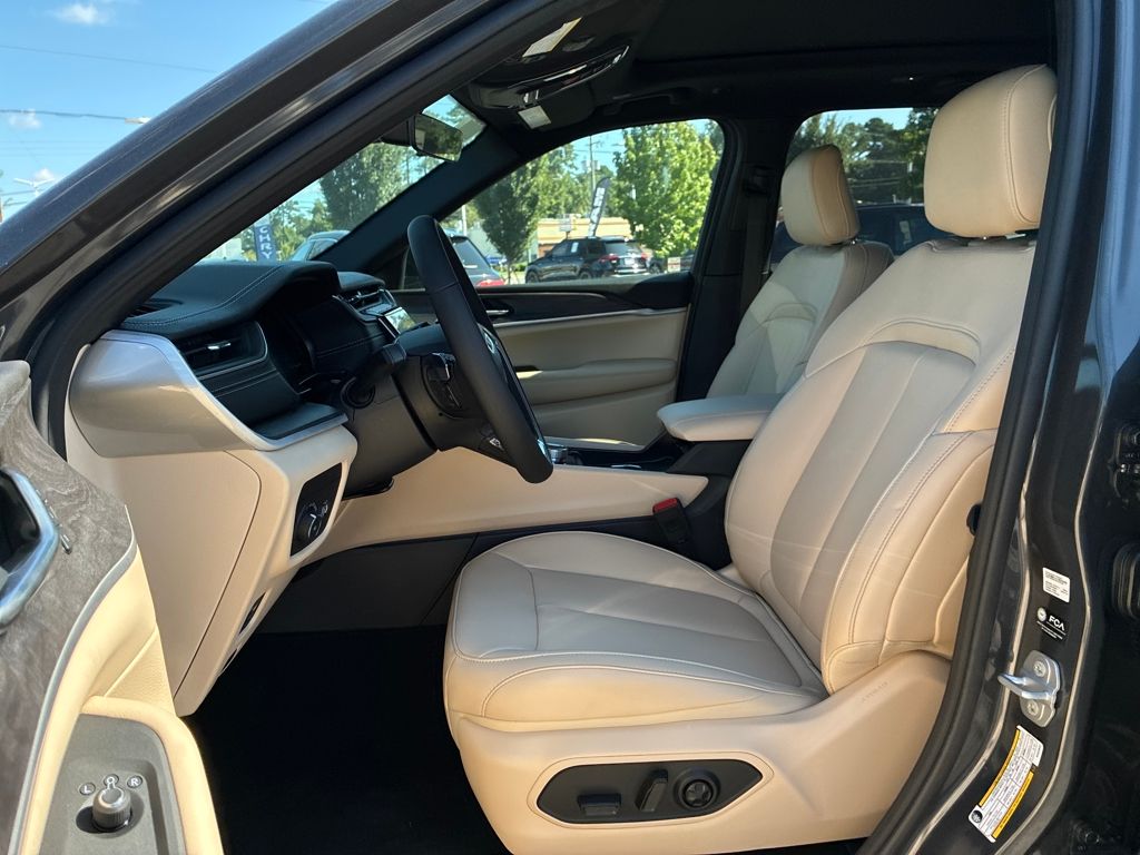 2025 Jeep Grand Cherokee Limited photo 9