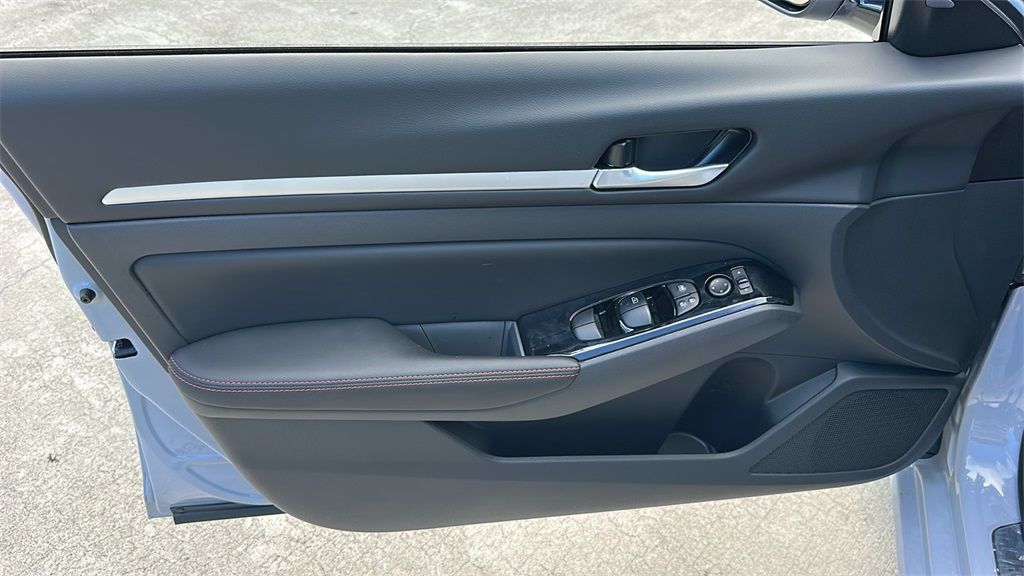 2025 Nissan Altima SR photo 13