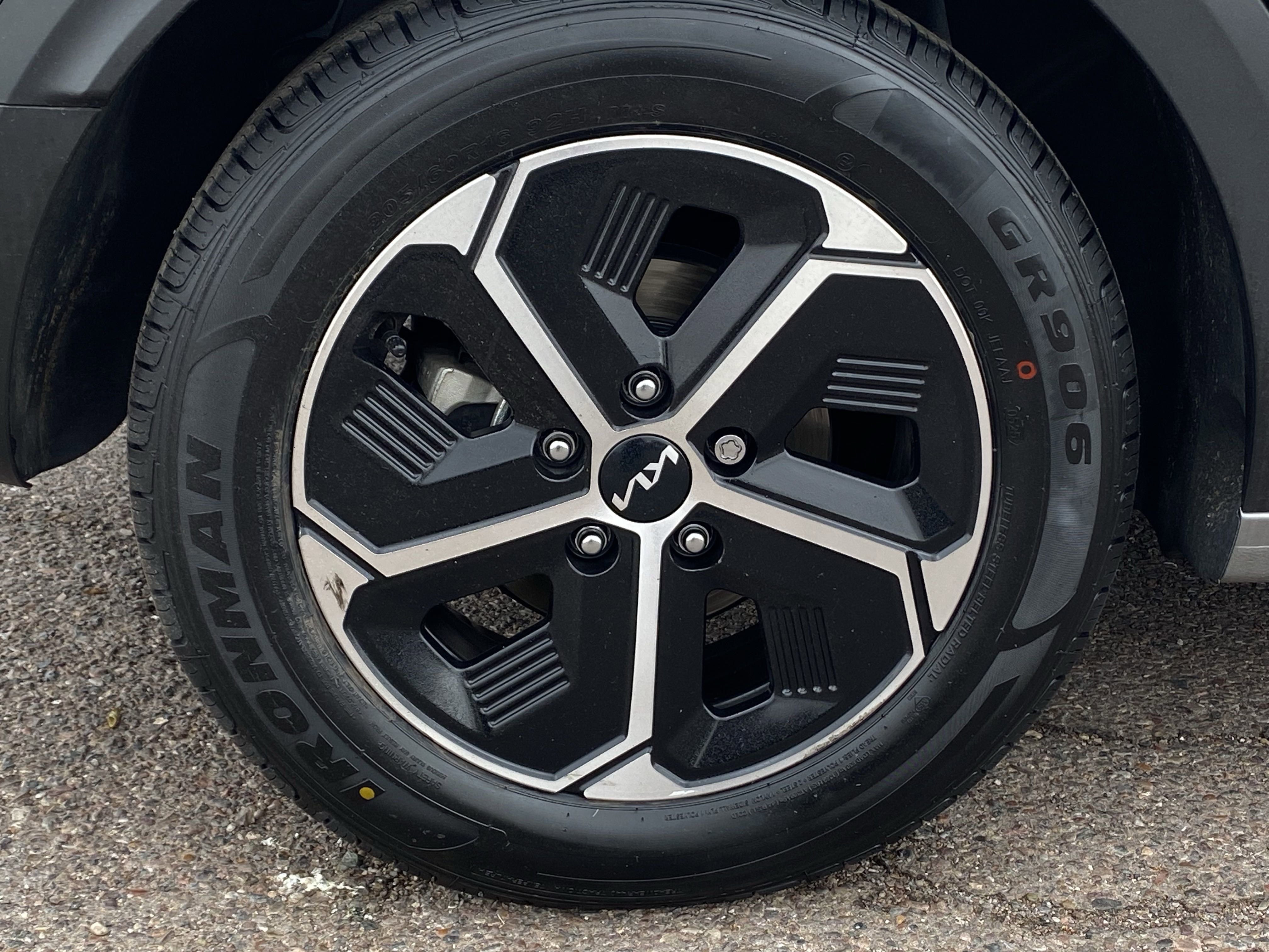 2023 Kia Niro LX photo 2