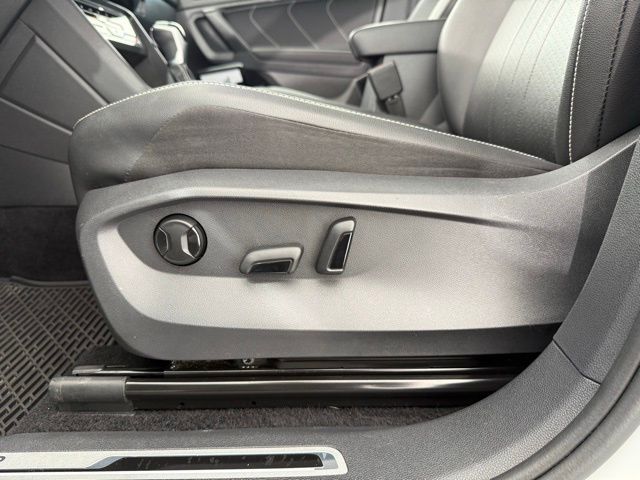 2023 Volkswagen Tiguan SE R-Line Black photo 27