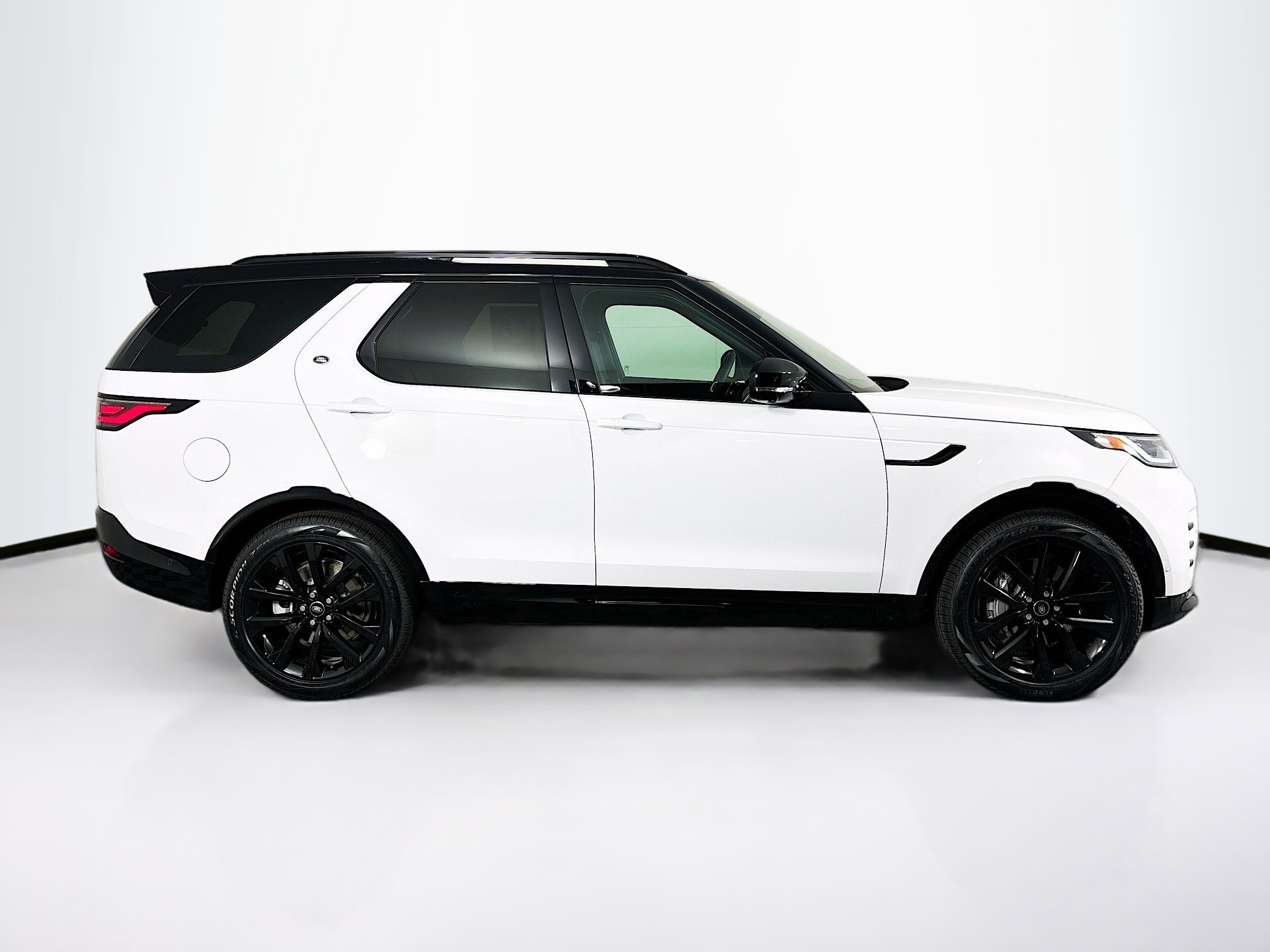 2026 Land Rover Discovery SE photo 2