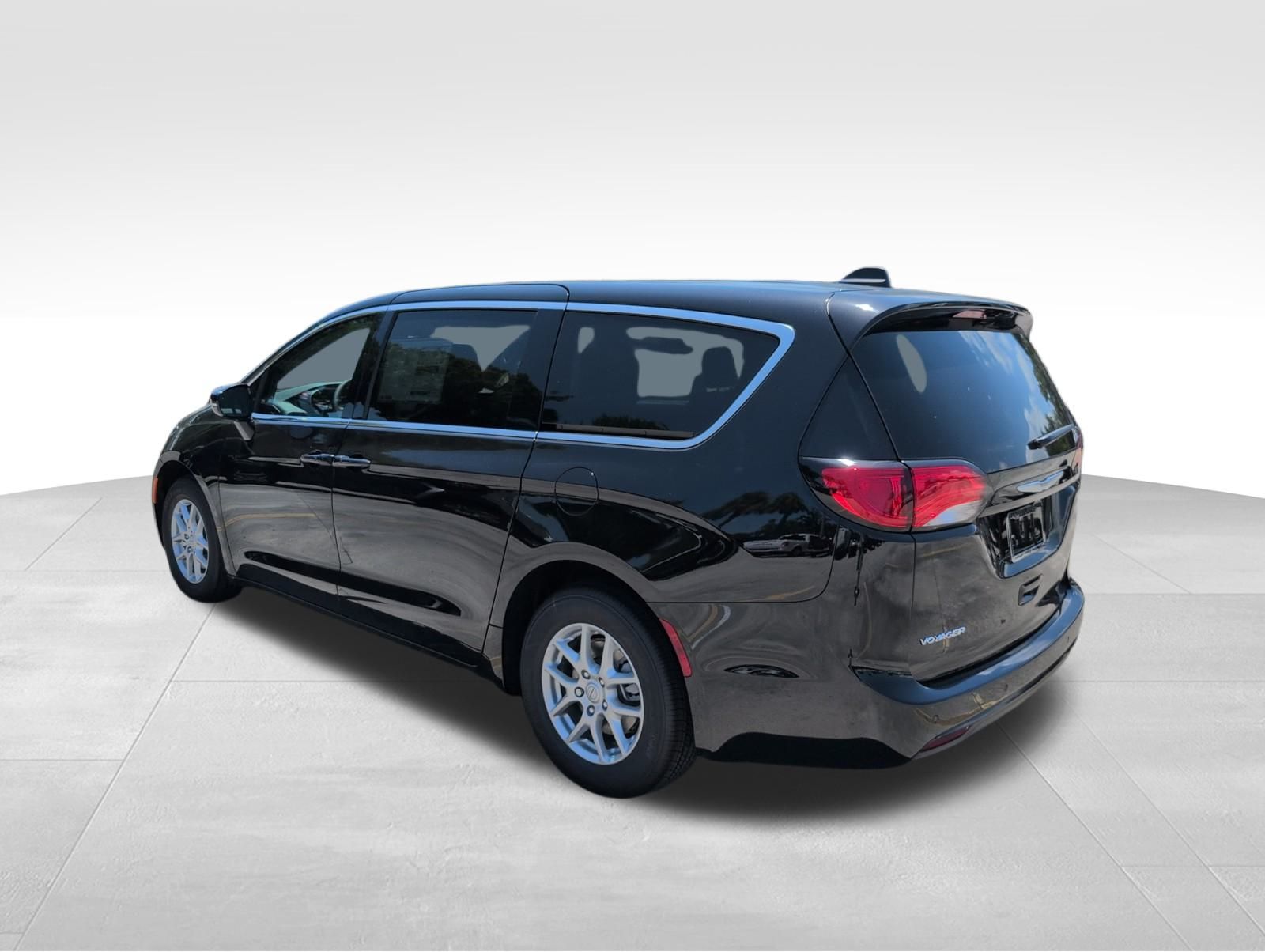 2025 Chrysler Voyager LX photo 4
