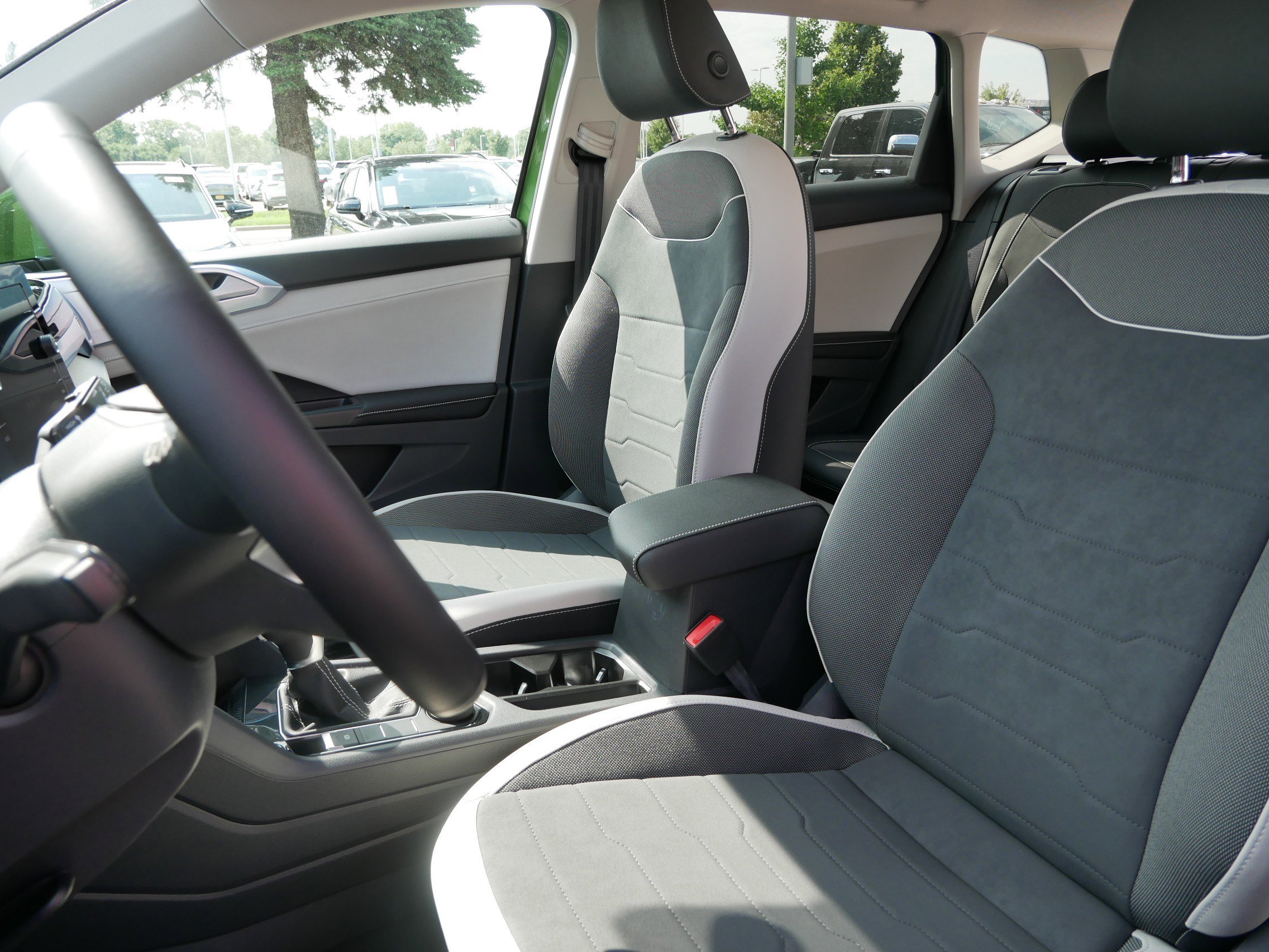 2025 Volkswagen Taos SE photo 4