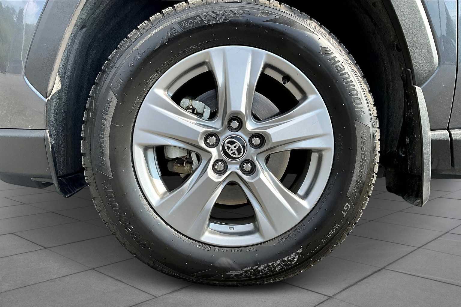 2024 Toyota RAV4 Hybrid XLE photo 10