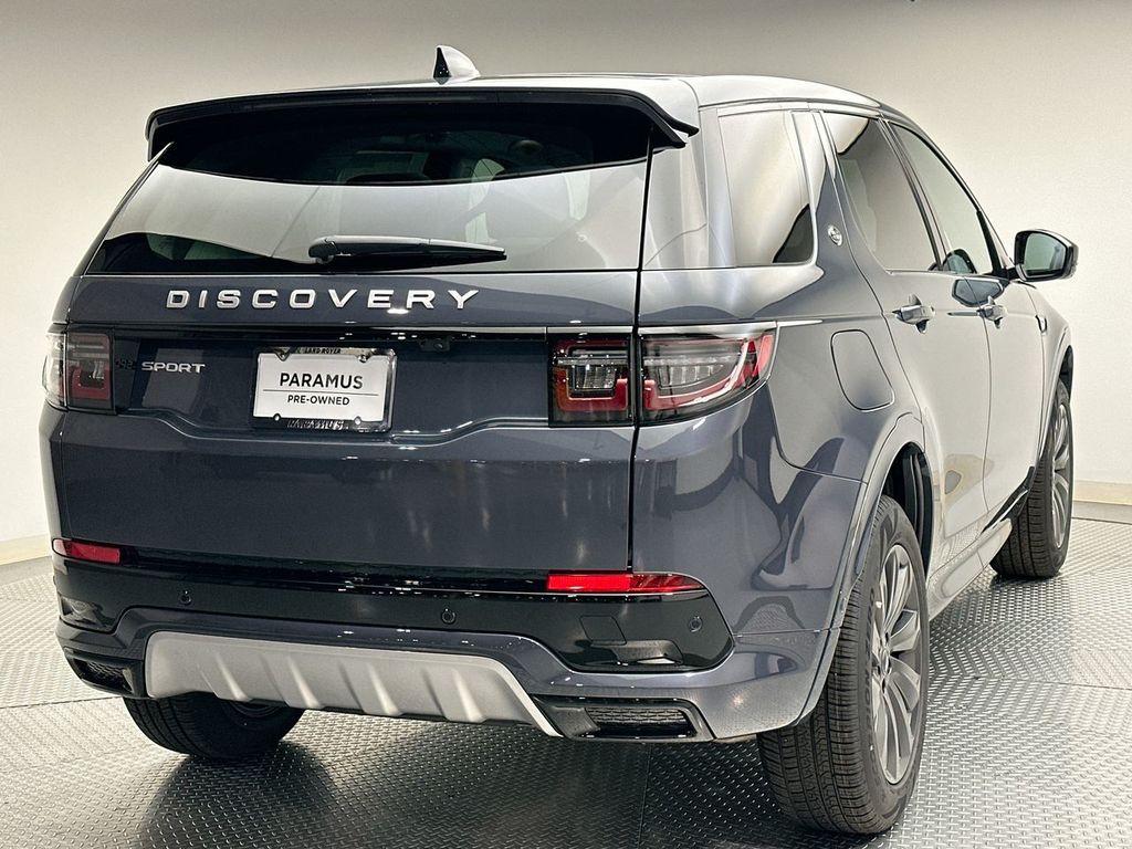 2025 Land Rover Discovery Sport S photo 3
