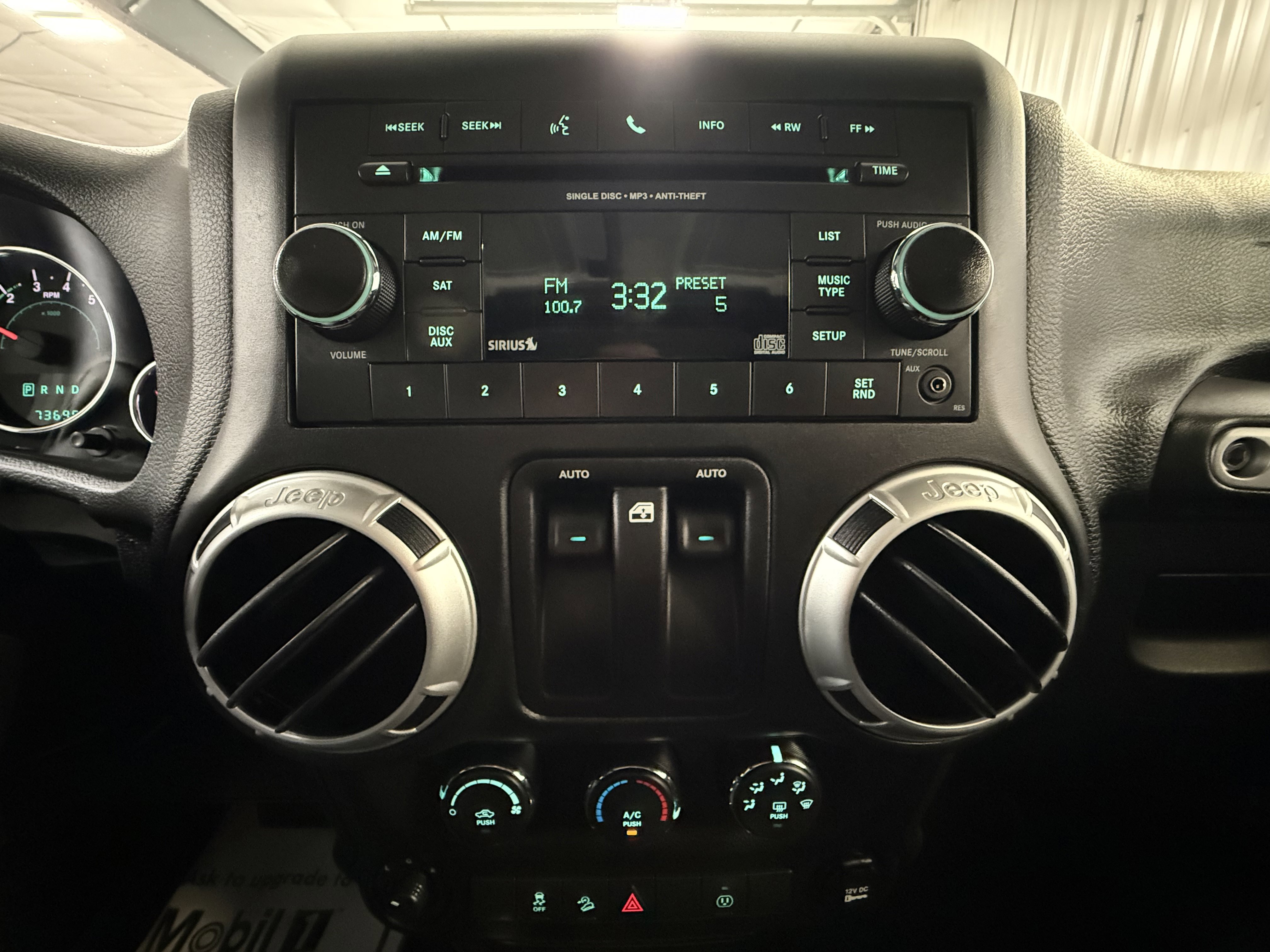 2017 Jeep Wrangler Sahara photo 4