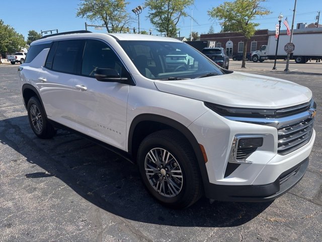 2025 Chevrolet Traverse photo 2