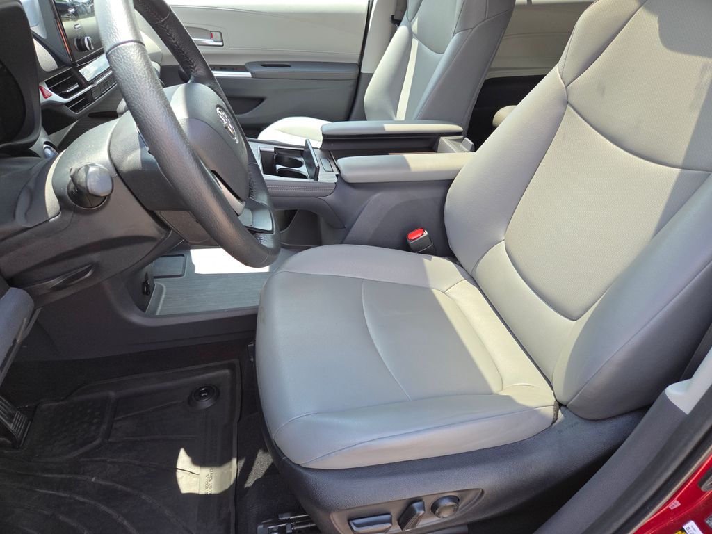 2023 Toyota Sienna XLE photo 17