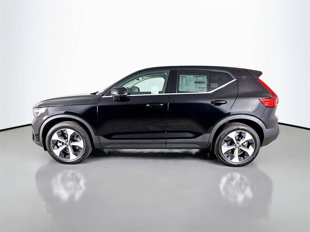 2025 Volvo XC40 Core photo 4