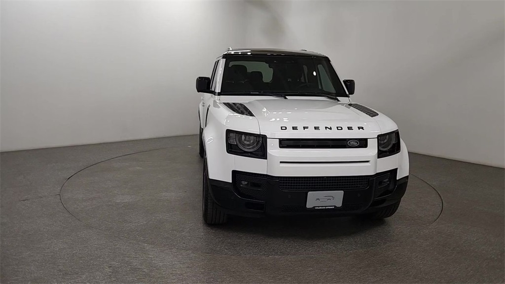 2025 Land Rover Defender 110 X-Dynamic SE photo 3