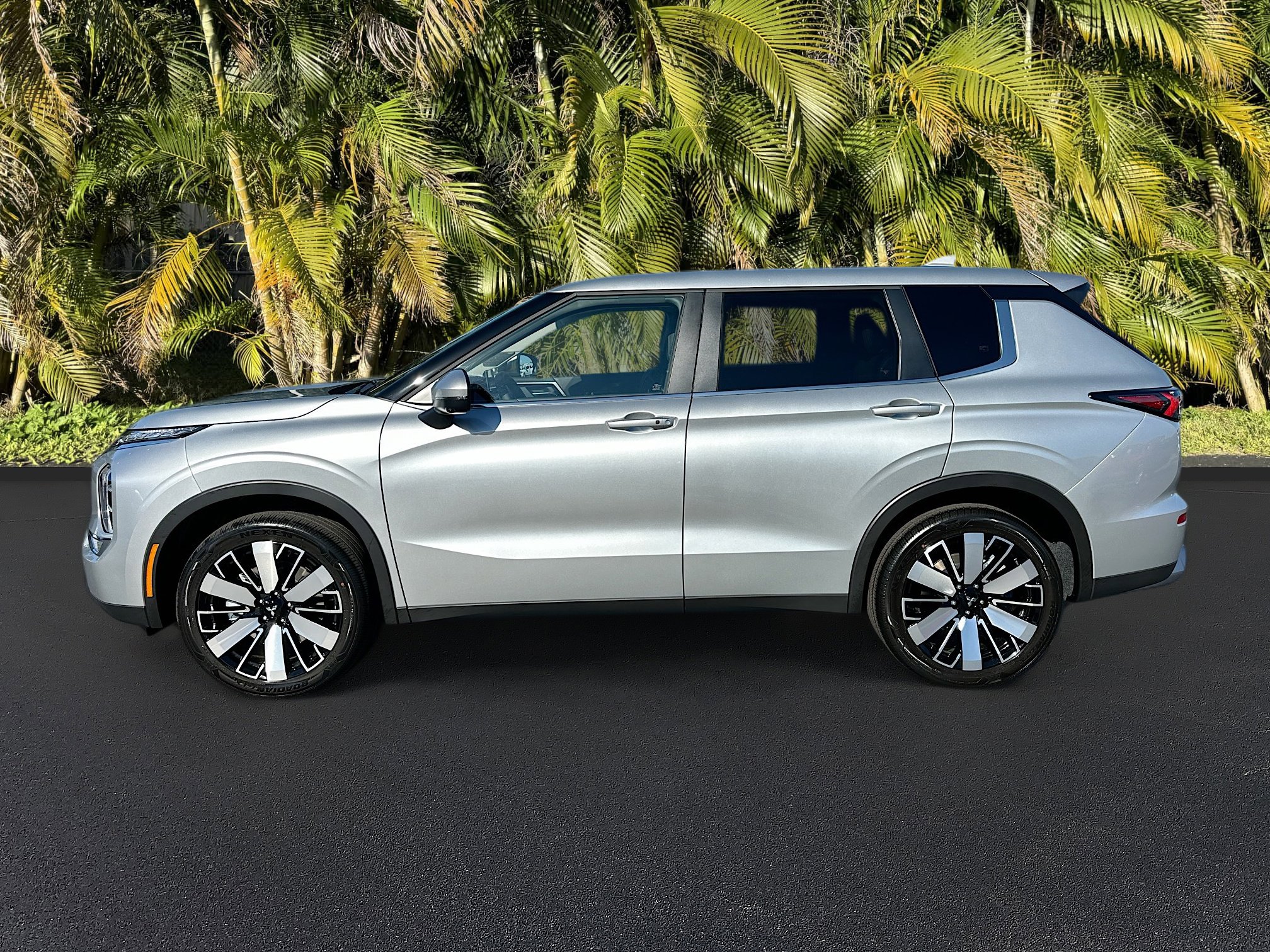 2025 Mitsubishi Outlander SE photo 2