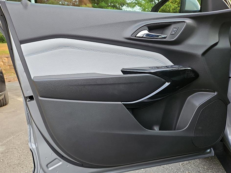 2025 Chevrolet Trax LT photo 11