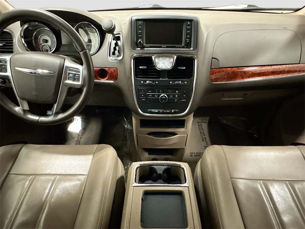 2013 Chrysler Town & Country Touring photo 14