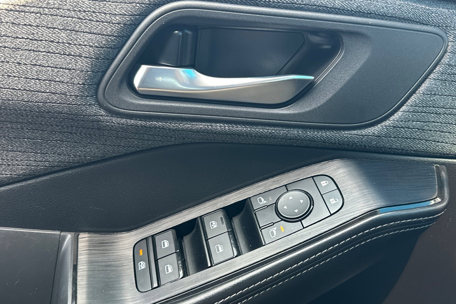 2023 Nissan Rogue SV photo 4