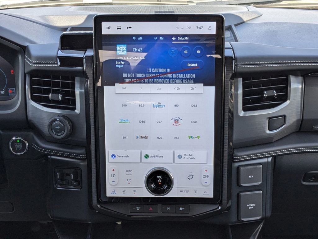 2025 Ford F-150 Lightning Platinum photo 18