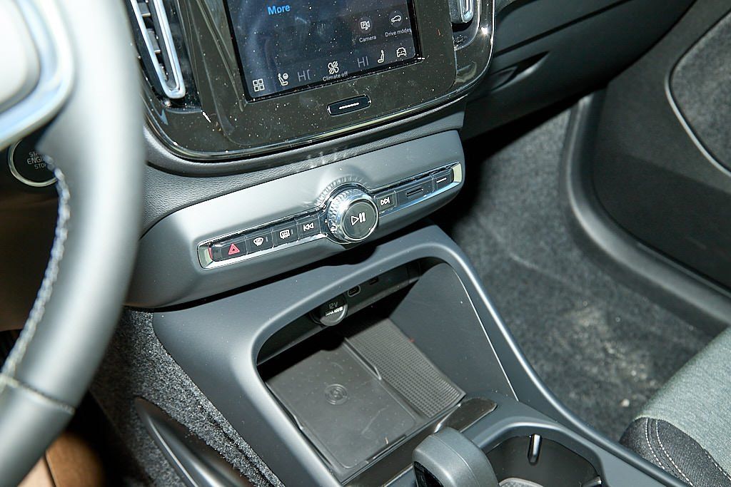 2026 VOLVO XC40 - Image 16