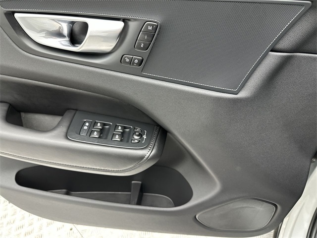 2025 Volvo XC60 B5 Plus photo 4