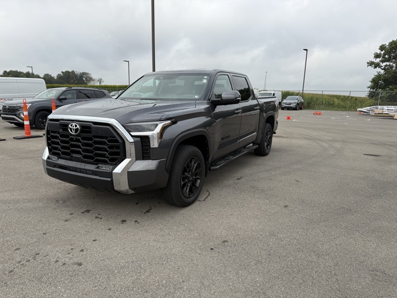 2023 Toyota Tundra SR5 CrewMax photo 3