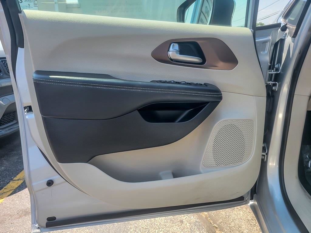 2023 Chrysler Voyager LX photo 16