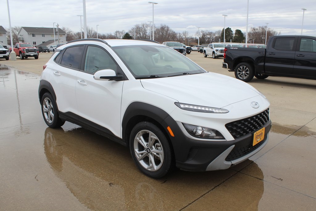 Used 2023 White Hyundai SEL image 1