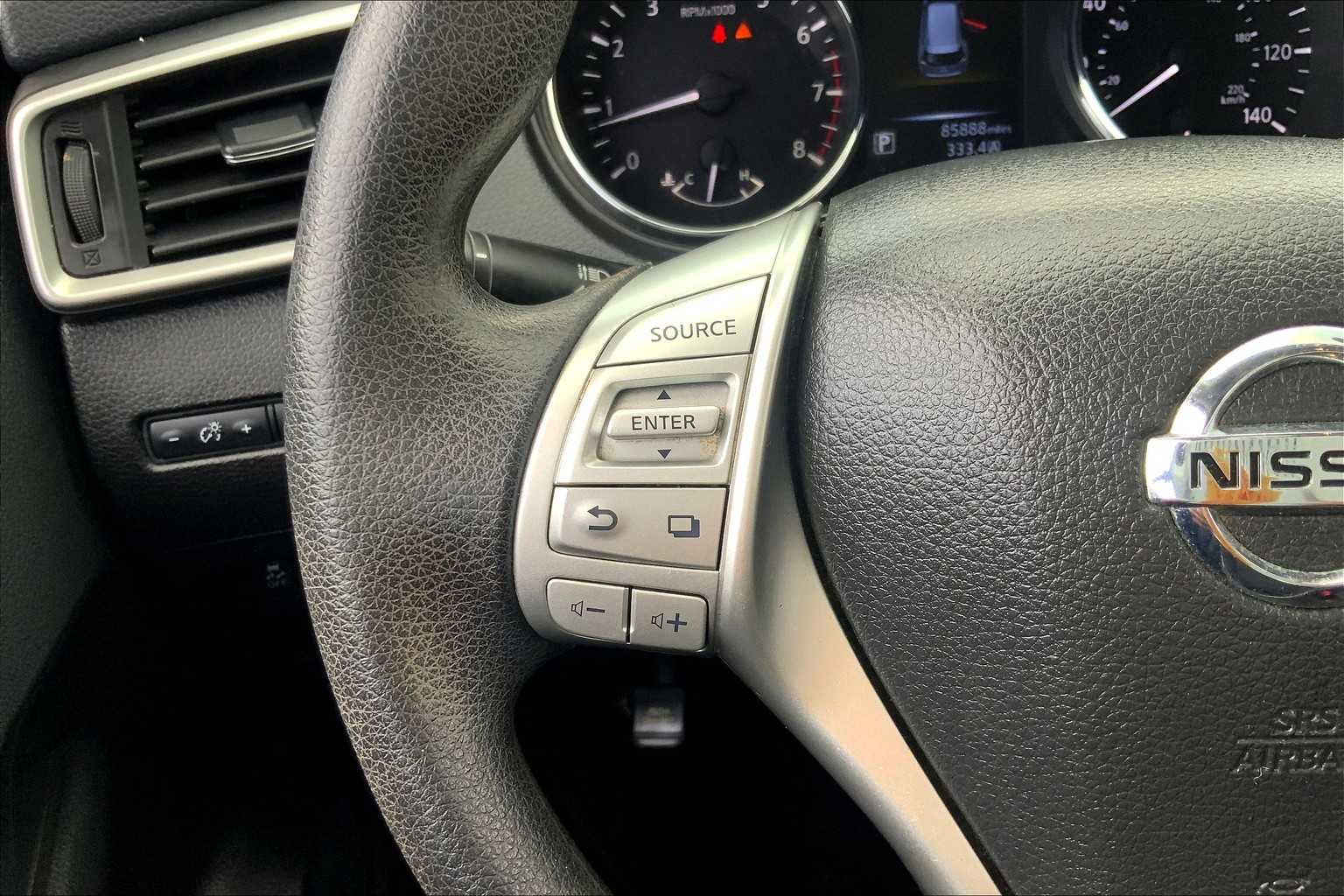 2016 Nissan Rogue SV photo 22