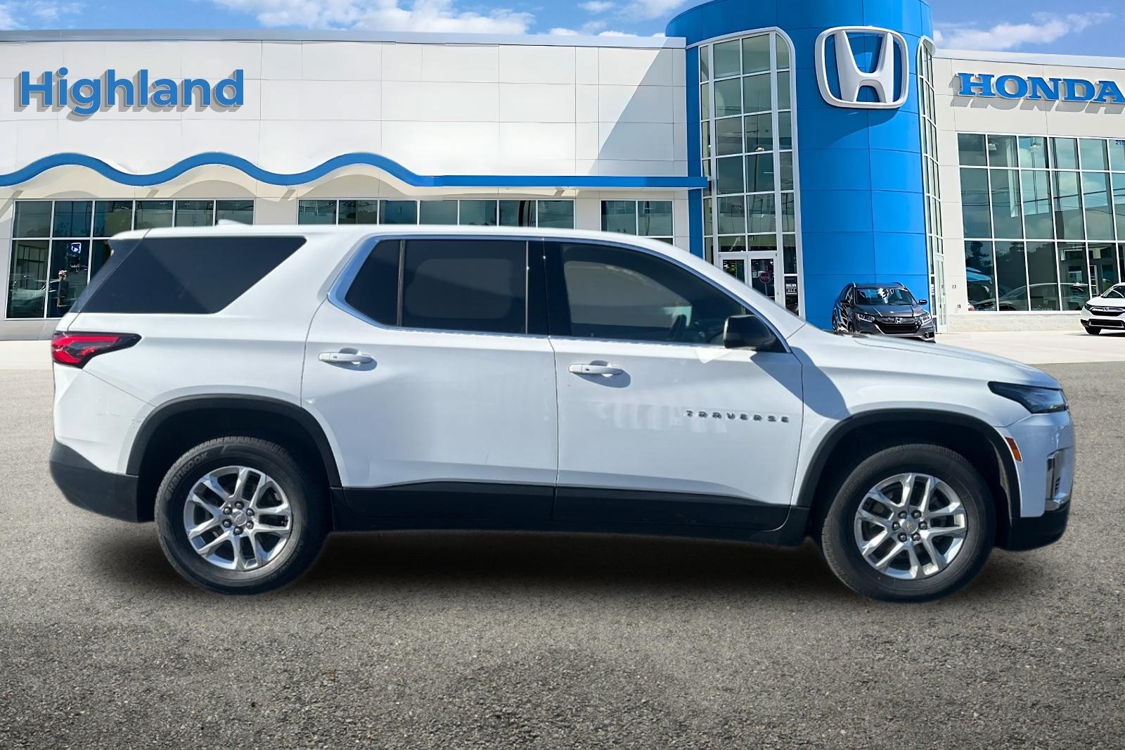 2022 Chevrolet Traverse LS photo 3