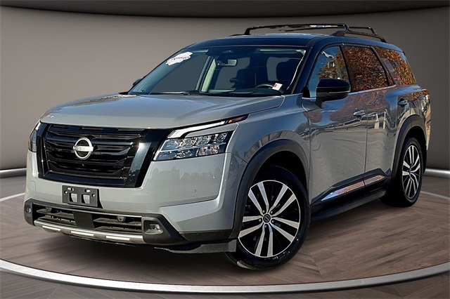 2023 Nissan Pathfinder Platinum's photo