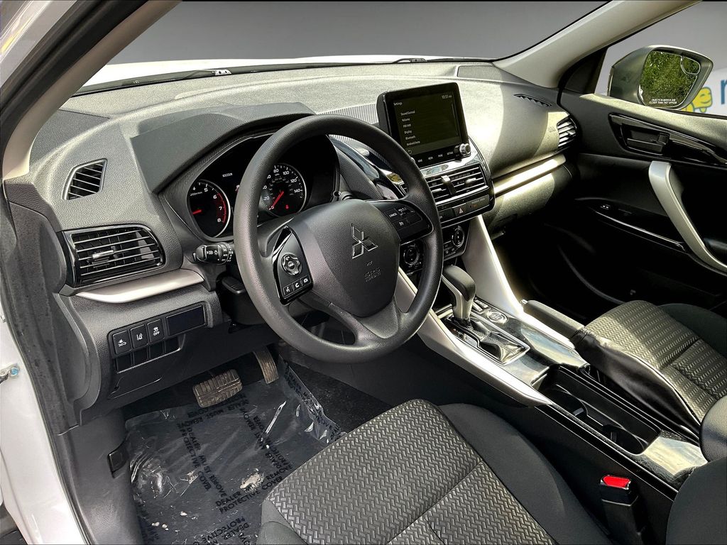 2023 Mitsubishi Eclipse Cross LE photo 11