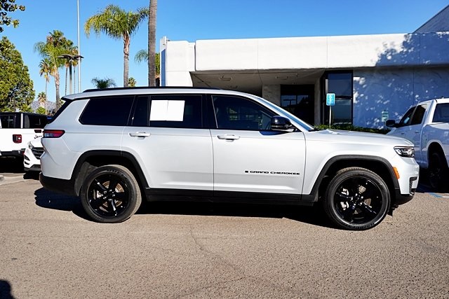 Used 2021 Silver Jeep Altitude image 6