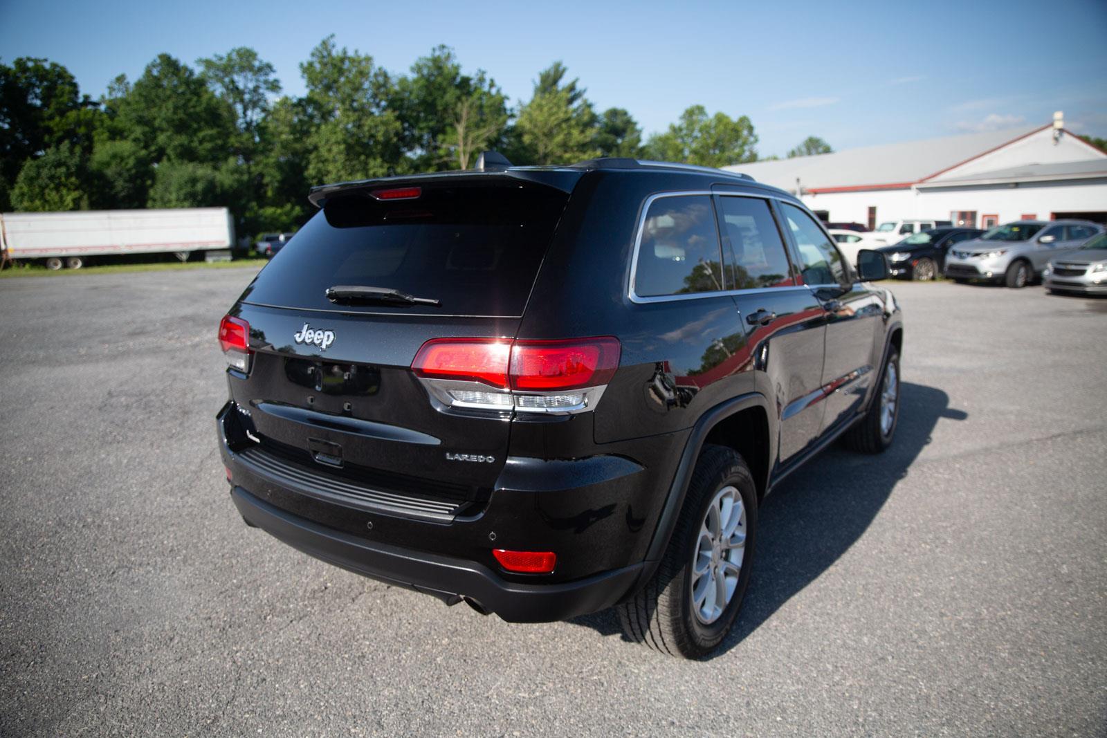 2021 Jeep Grand Cherokee Laredo E photo 3