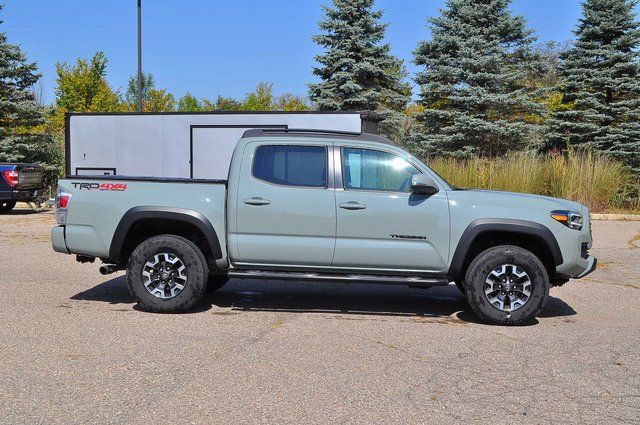 2023 Toyota Tacoma TRD Off-Road photo 2