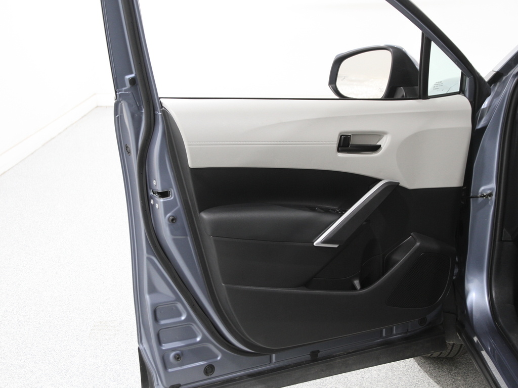 2024 Toyota Corolla Cross LE photo 2