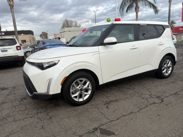 2024 Kia Soul LX's photo