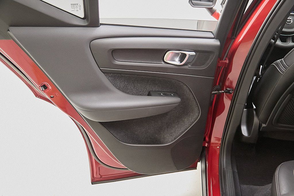 2023 VOLVO XC40 - Image 18